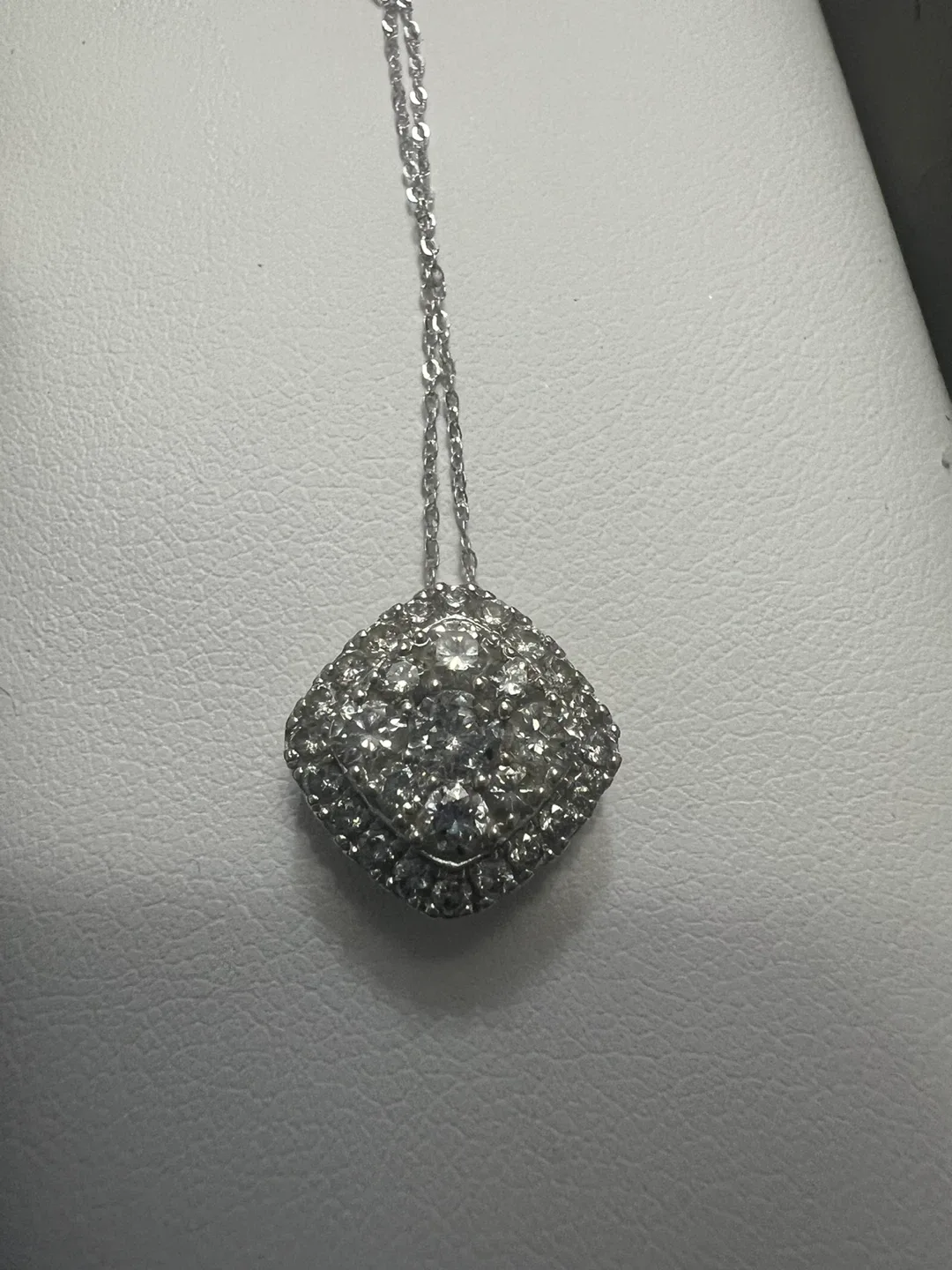 10K White Gold Diamond Pendant Necklace image indicator(3)