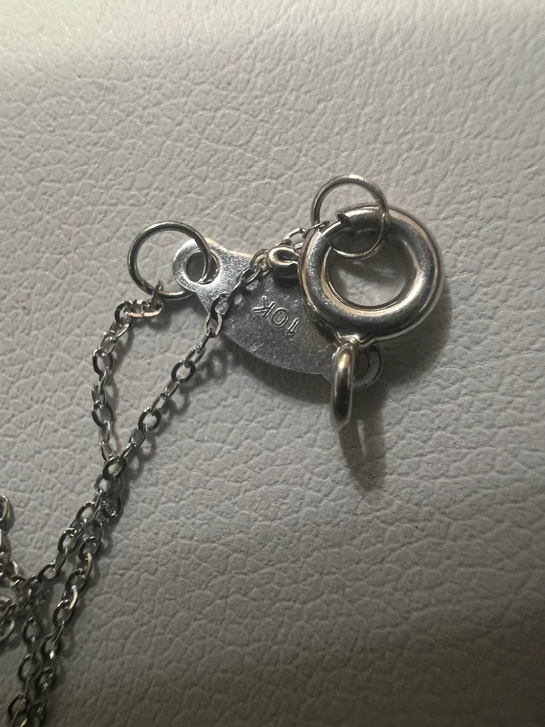 10K White Gold Diamond Pendant Necklace image indicator(5)