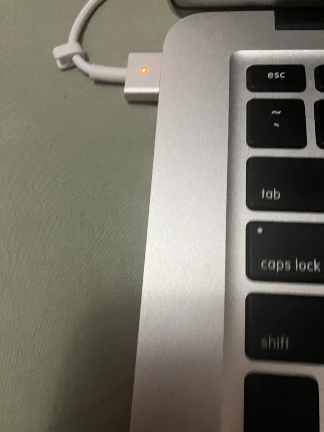 Apple MacBook Air 13-inch (2017) image indicator(8)