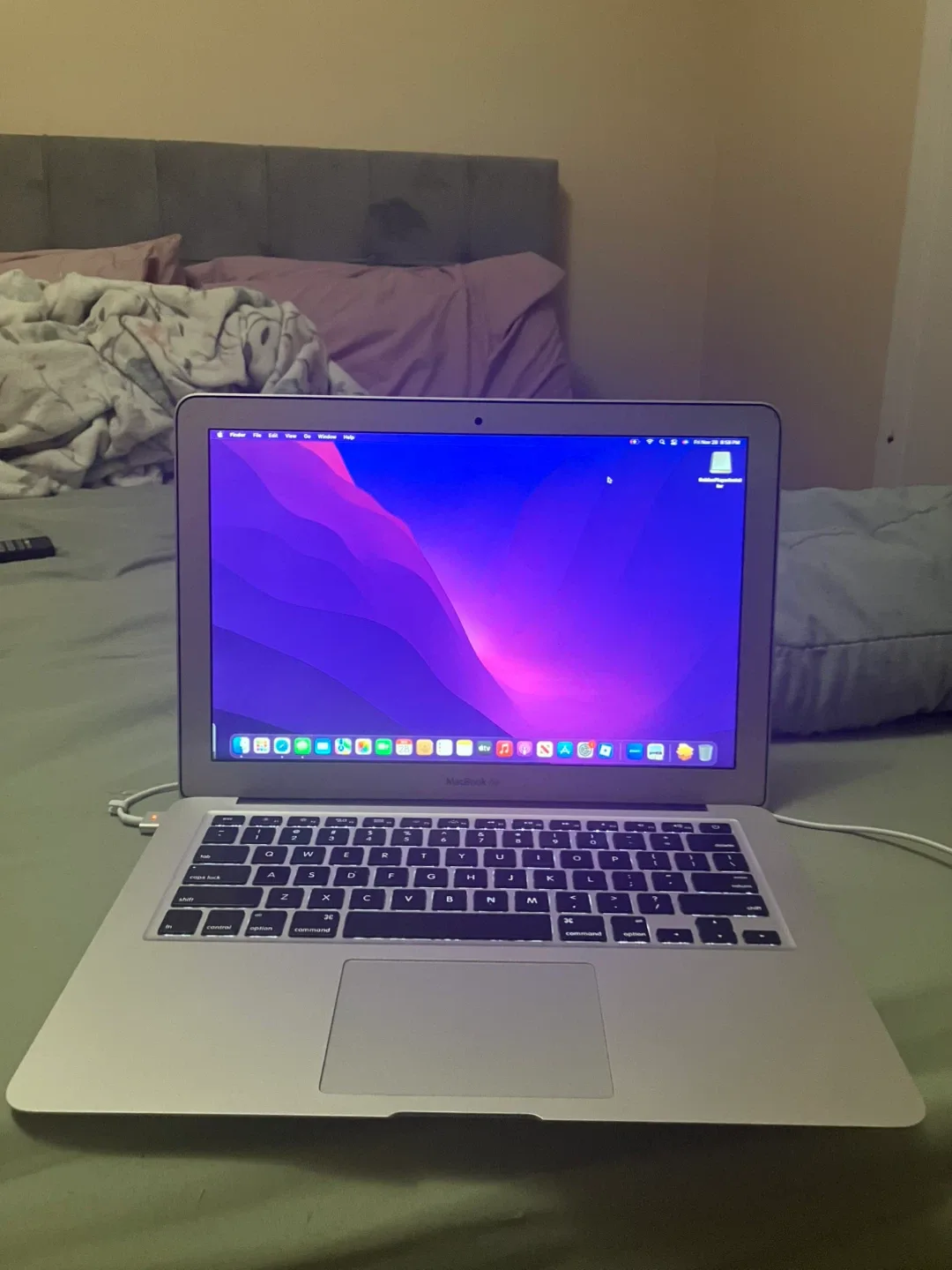 Apple MacBook Air 13-inch (2017) image indicator(10)