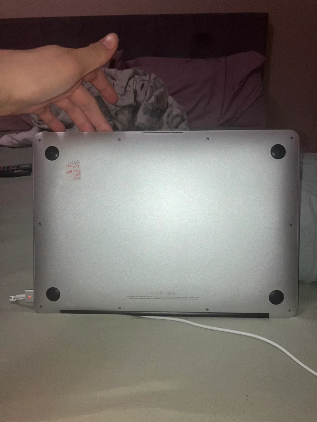 Apple MacBook Air 13-inch (2017) image indicator(9)