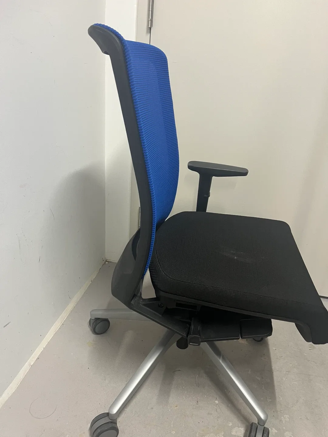 Office Chair - Blue and Black image indicator(3)