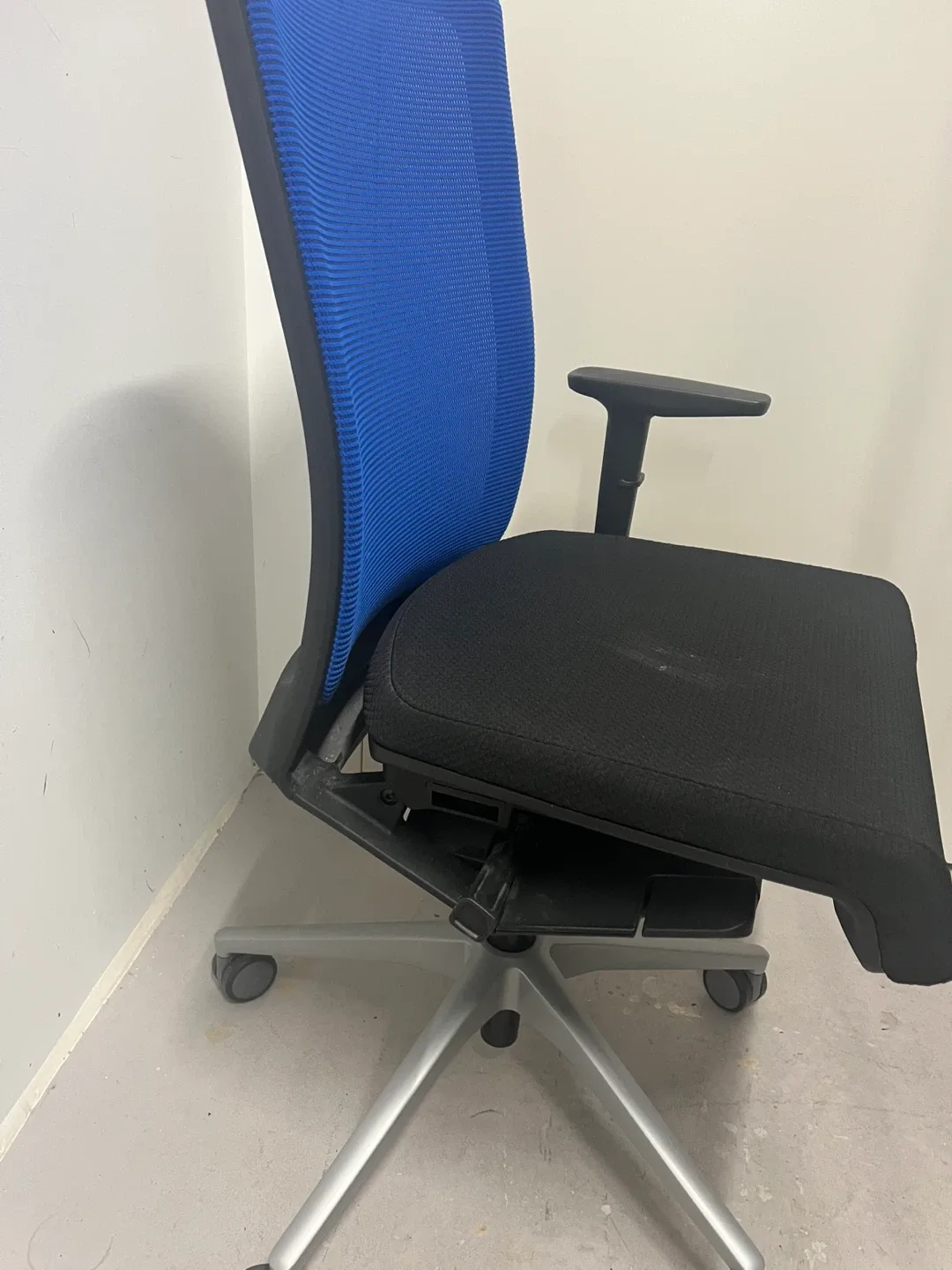 Office Chair - Blue and Black image indicator(2)