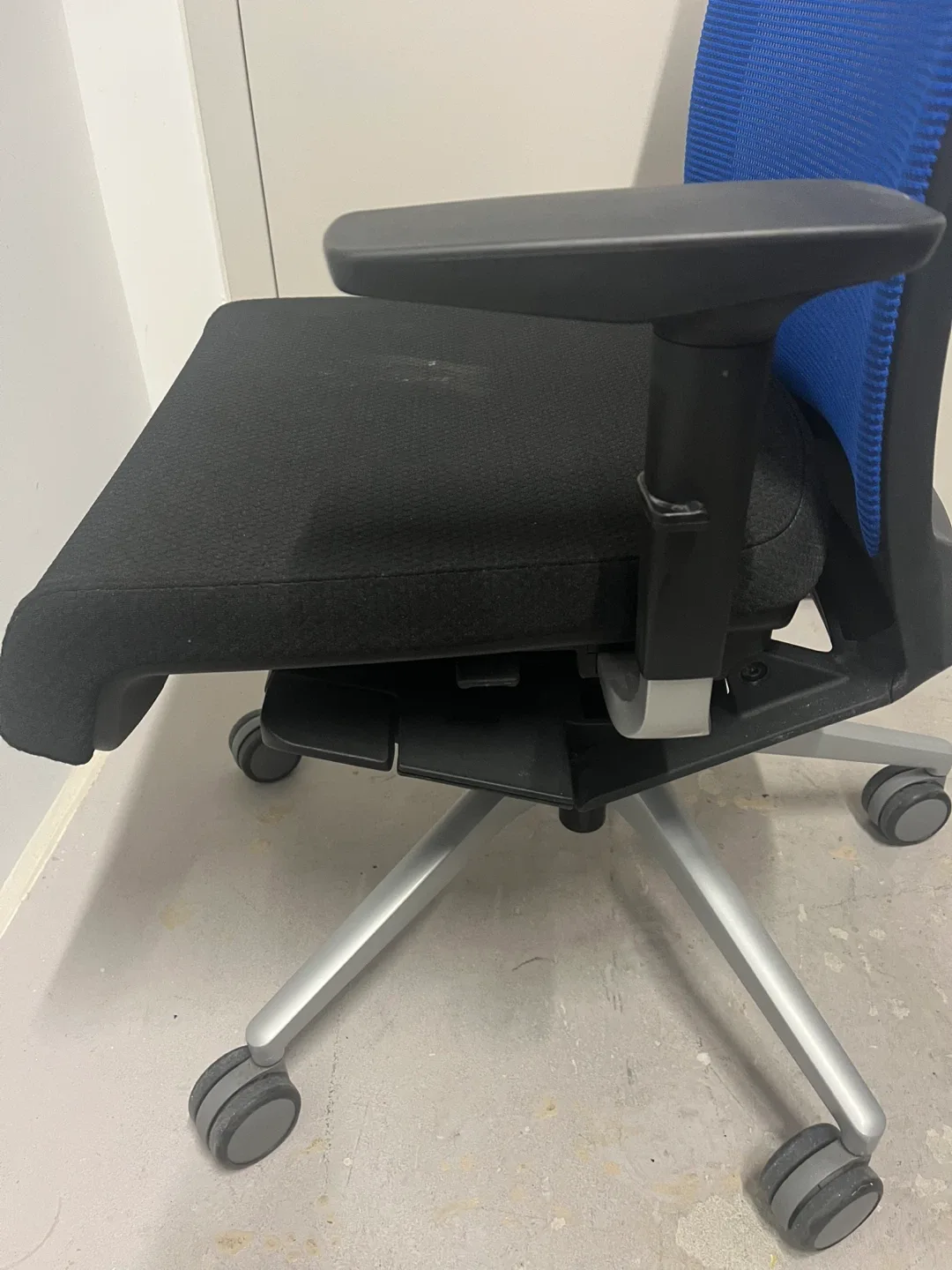 Office Chair - Blue and Black image indicator(5)