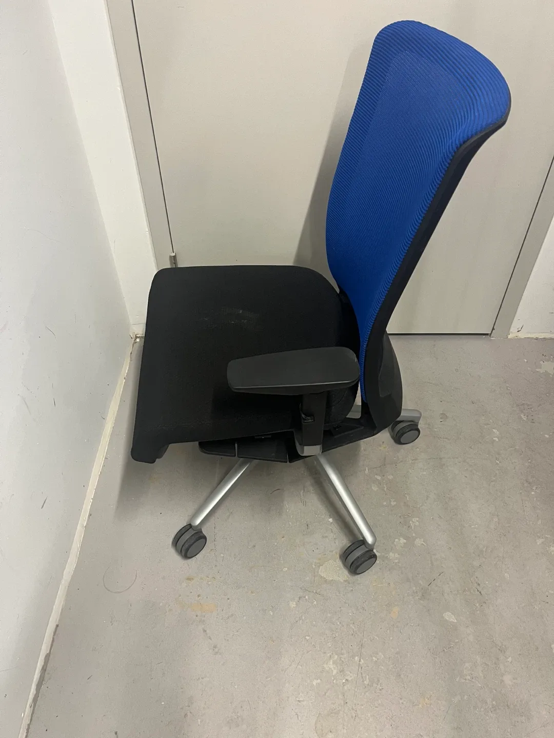 Office Chair - Blue and Black image indicator(4)