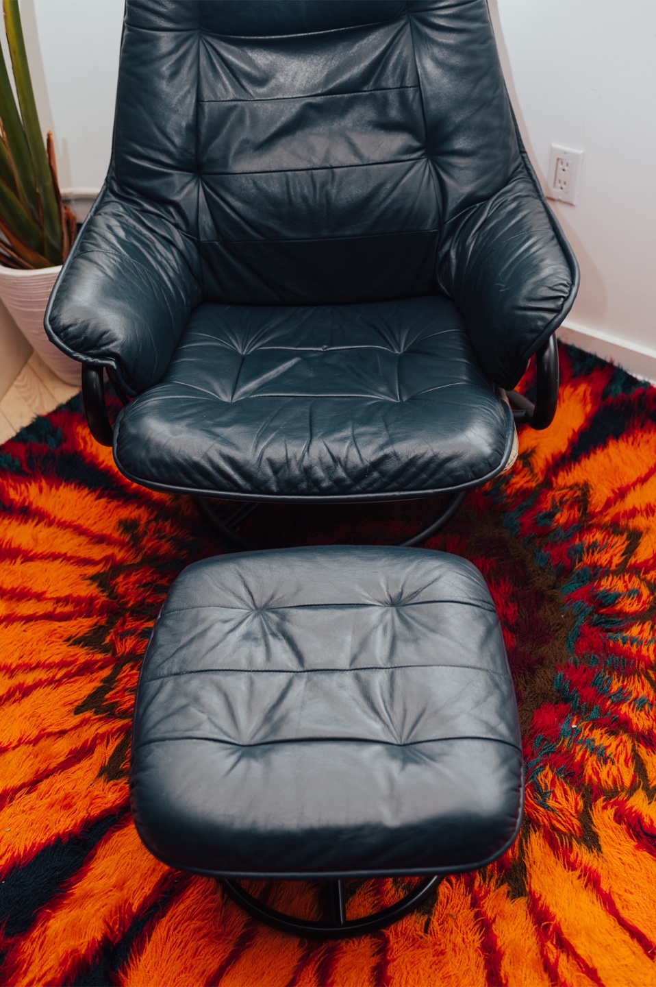 1970’s Scandinavian-Style Leather Swivel Chair with Ottoman - photo 4