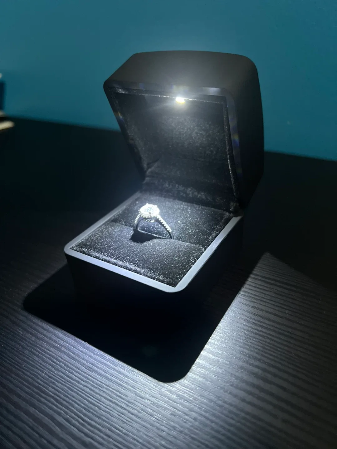 VVS1 Moissanite Engagement Ring image indicator(3)