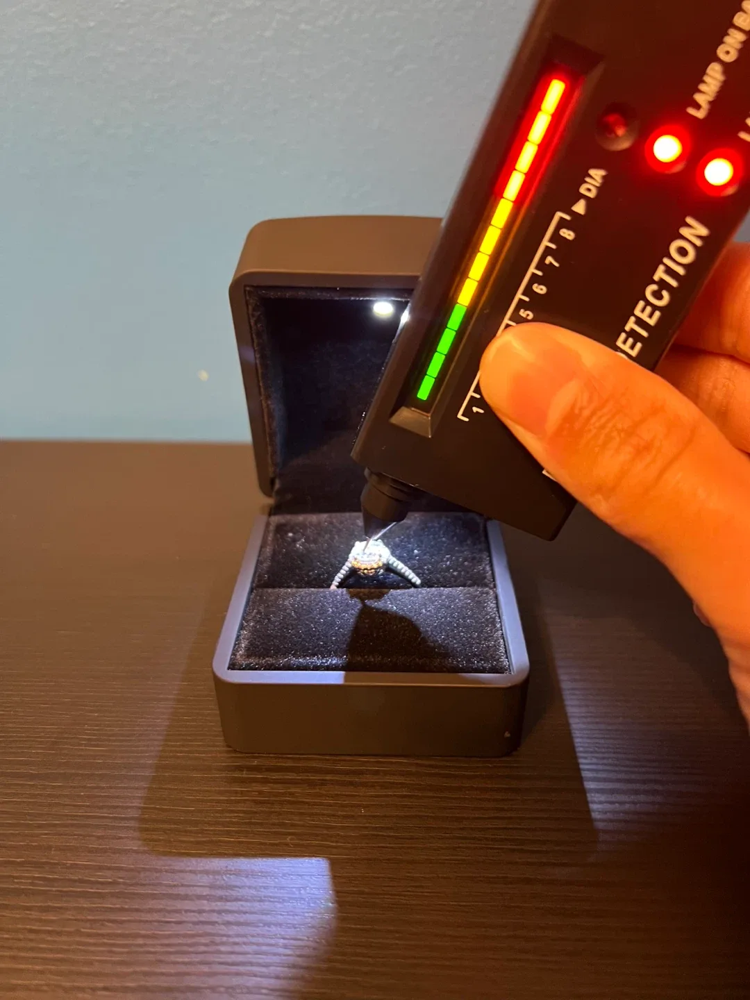 VVS1 Moissanite Engagement Ring image indicator(2)