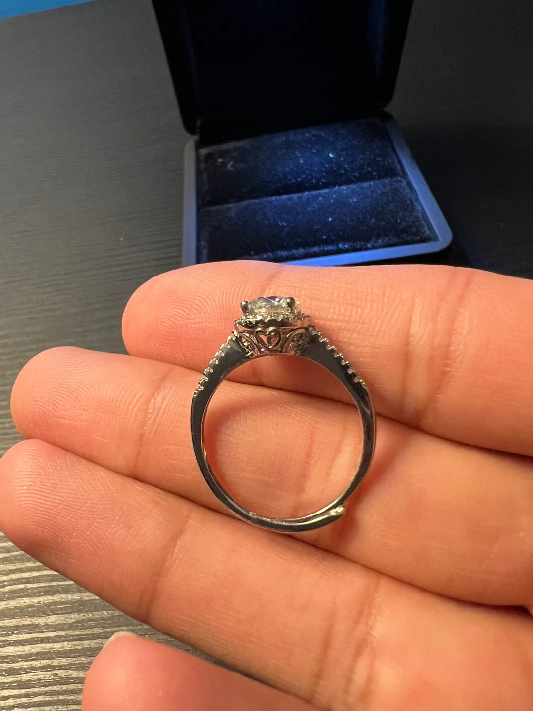 VVS1 Moissanite Engagement Ring image indicator(8)
