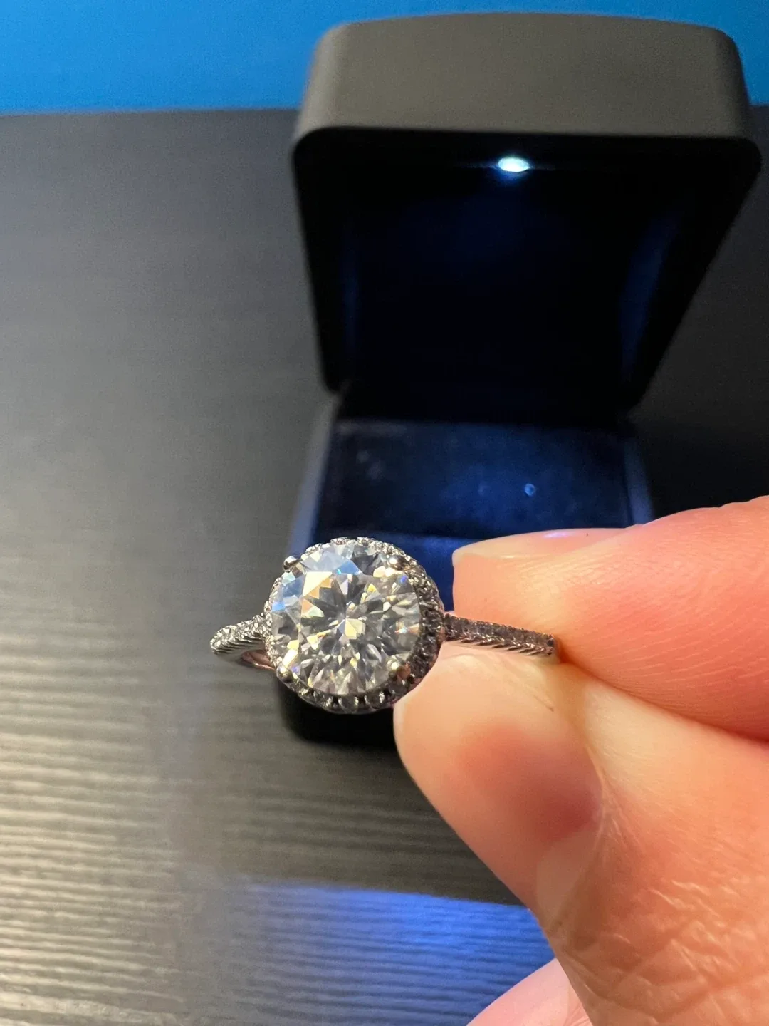 VVS1 Moissanite Engagement Ring image indicator(9)