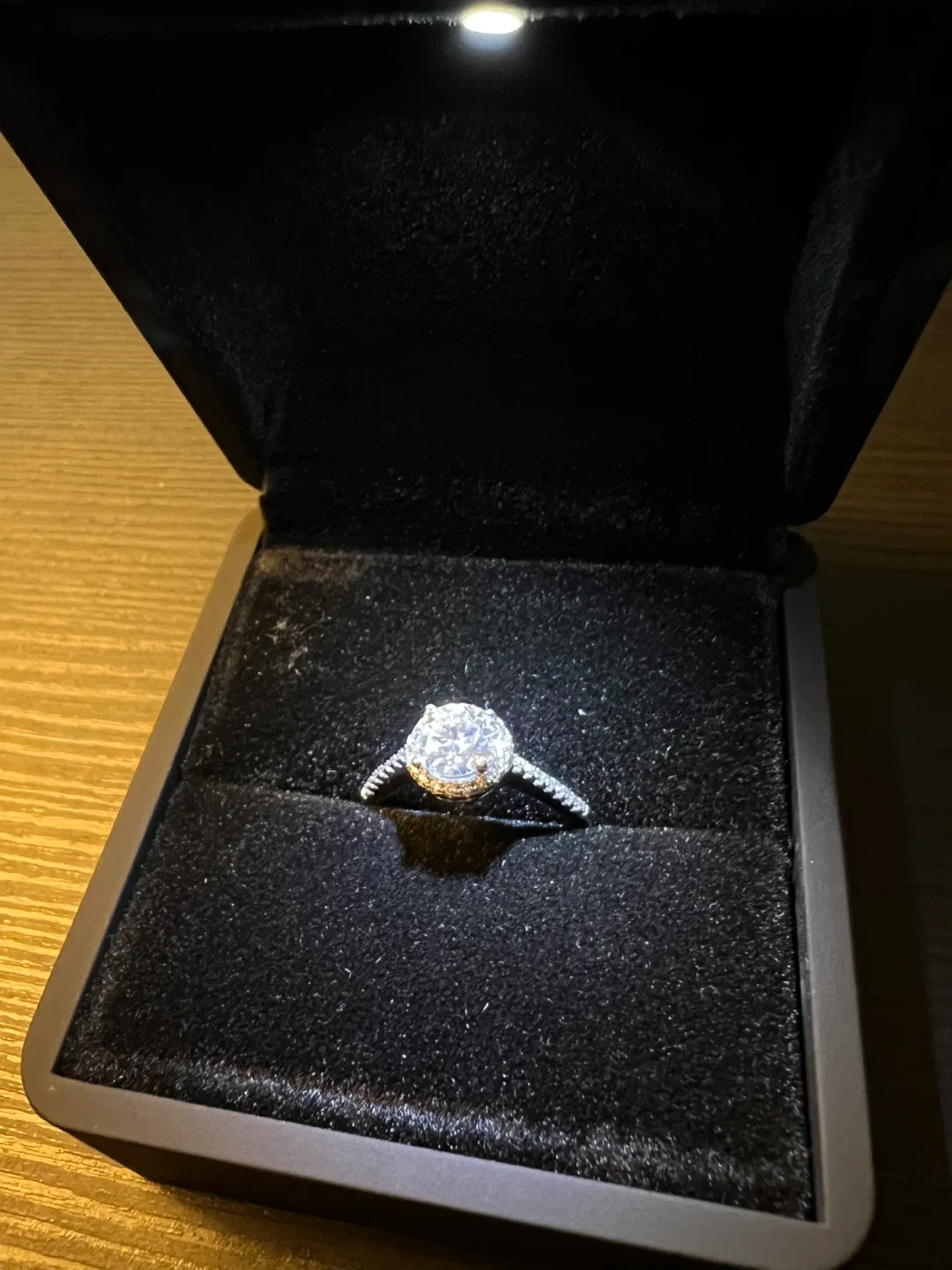 VVS1 Moissanite Engagement Ring image indicator(10)