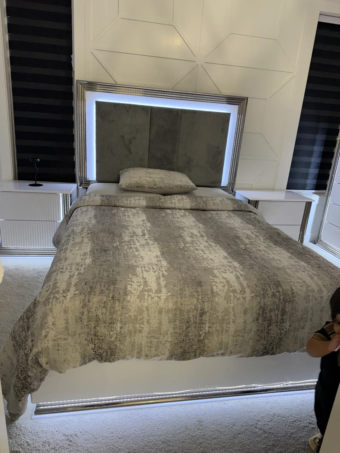 Queen Size LED Bed Frame - Modern Grey image indicator(3)