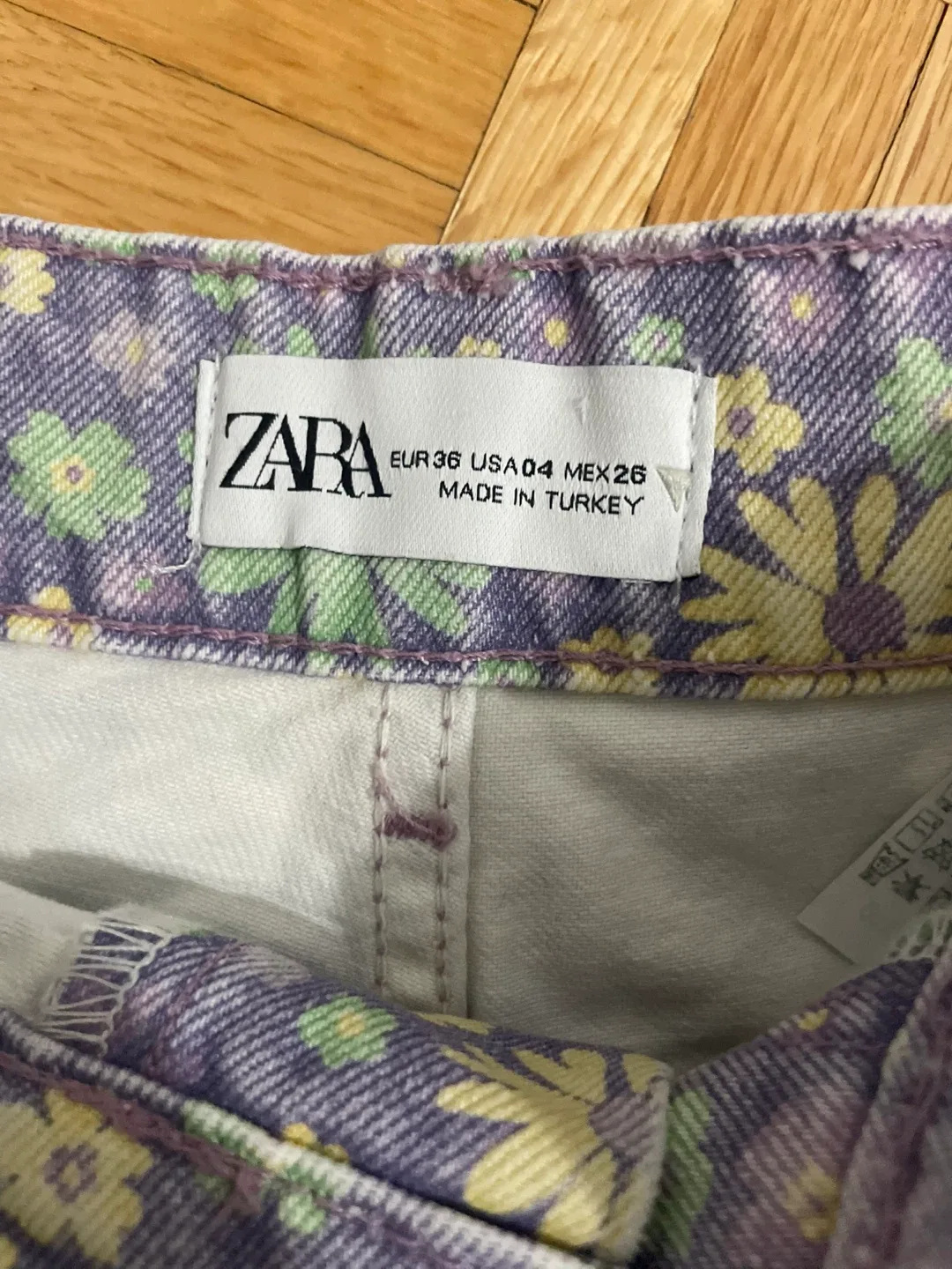 Zara Floral Print Denim Shorts - Size 4 image indicator(4)