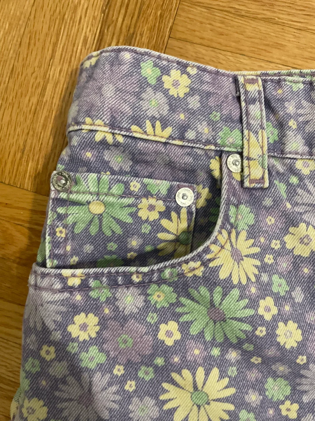 Zara Floral Print Denim Shorts - Size 4 image indicator(3)