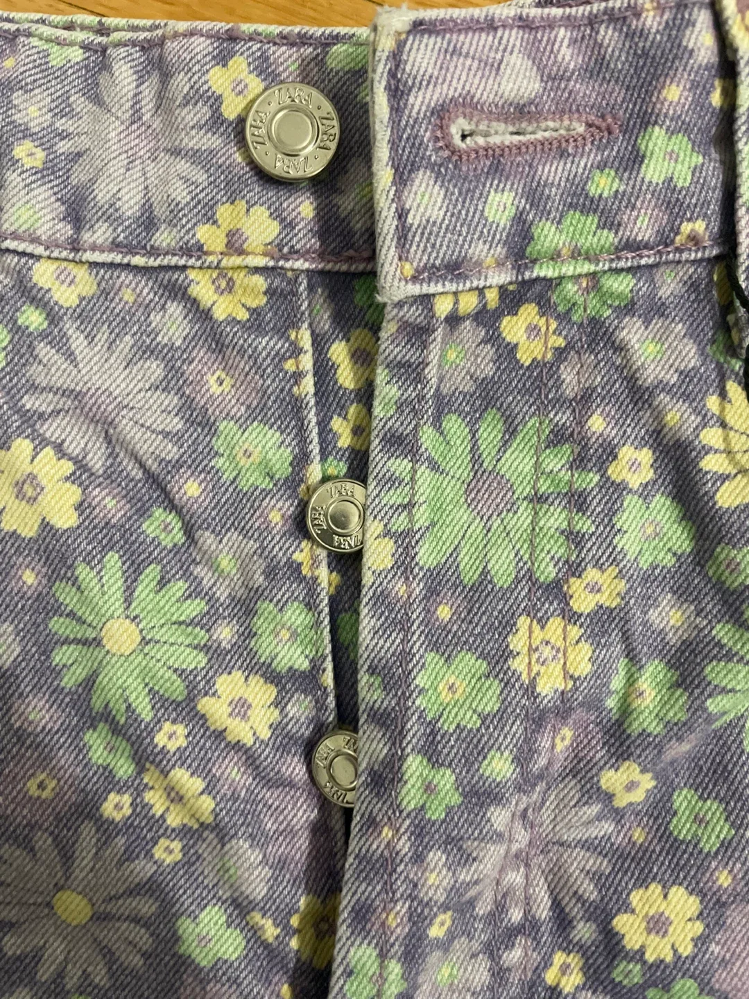 Zara Floral Print Denim Shorts - Size 4 image indicator(2)