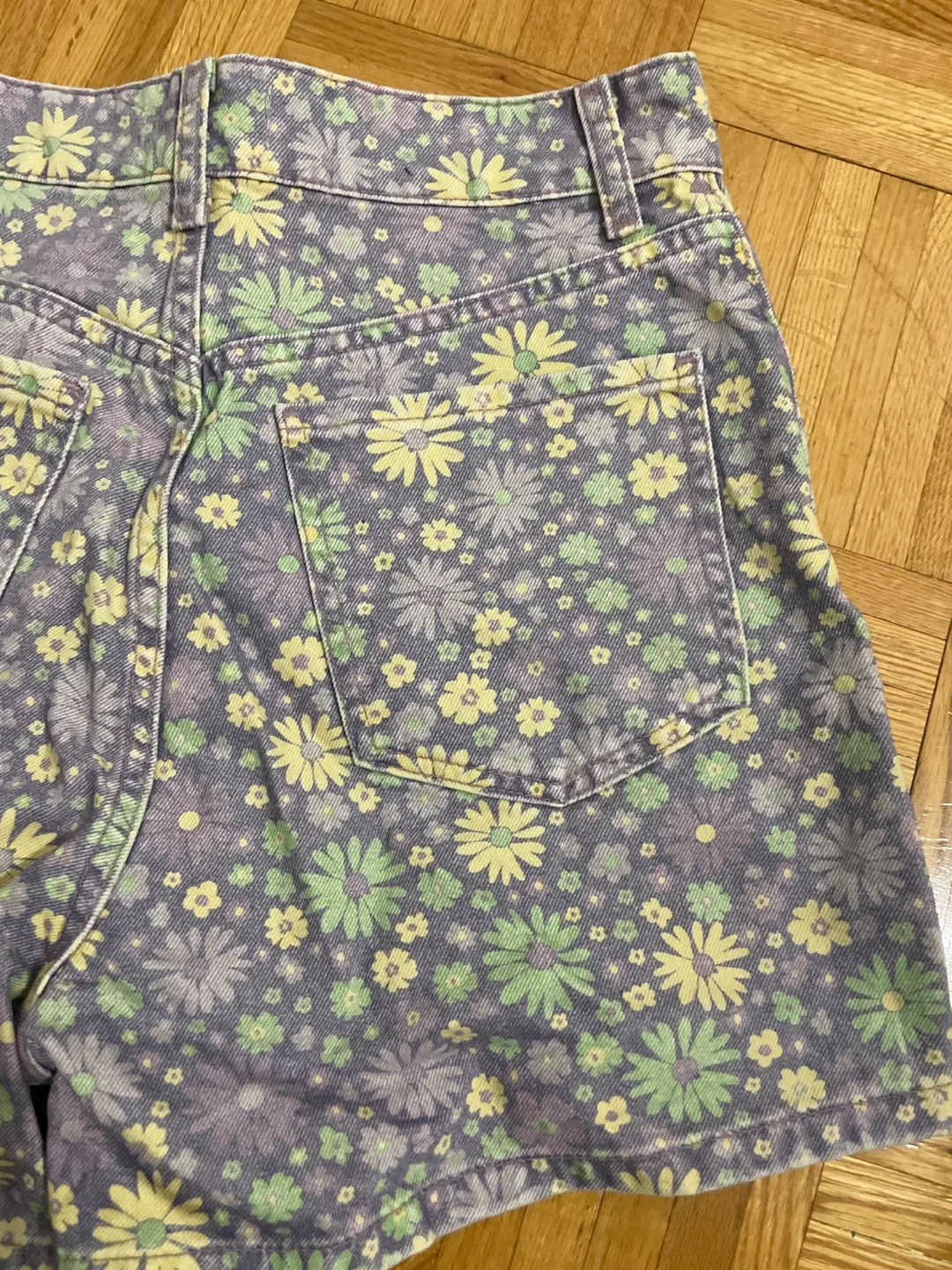 Zara Floral Print Denim Shorts - Size 4 image indicator(5)