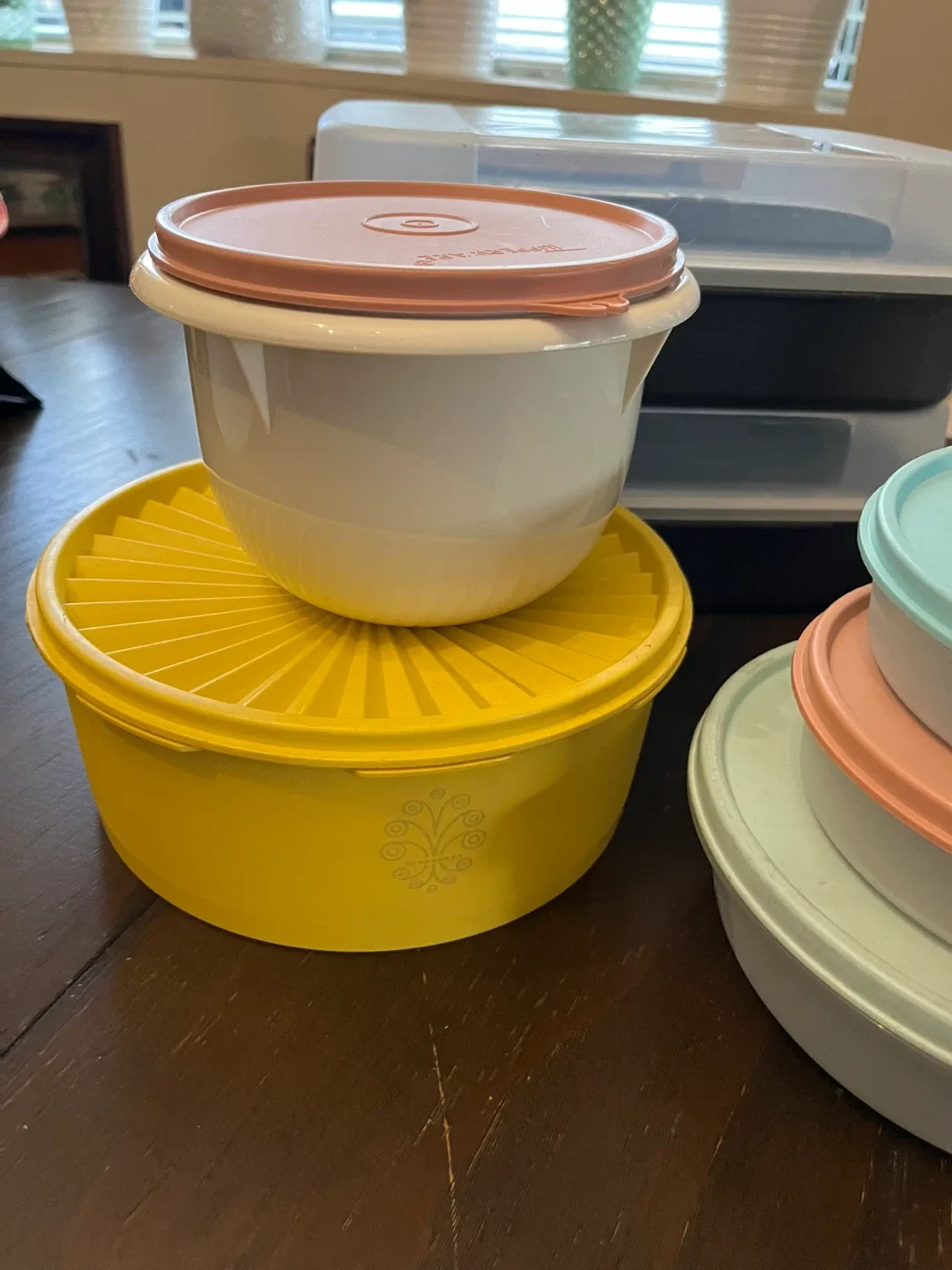 Tupperware Set - Various Sizes & Colours image indicator(2)