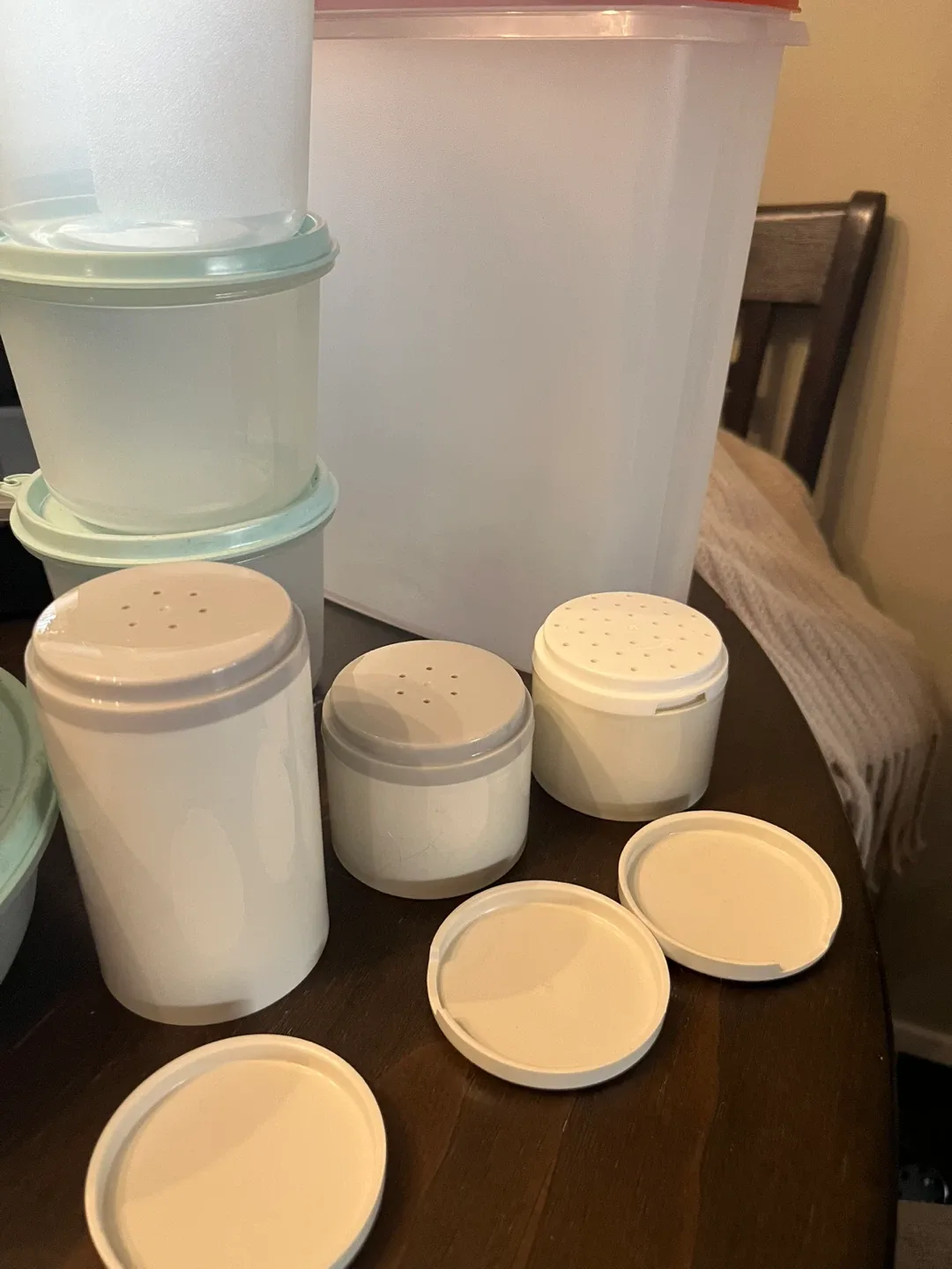 Tupperware Set - Various Sizes & Colours image indicator(4)