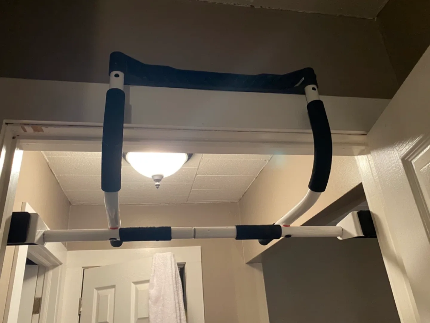 Perfect Multi-Gym Doorway Pull-Up Bar image indicator(3)