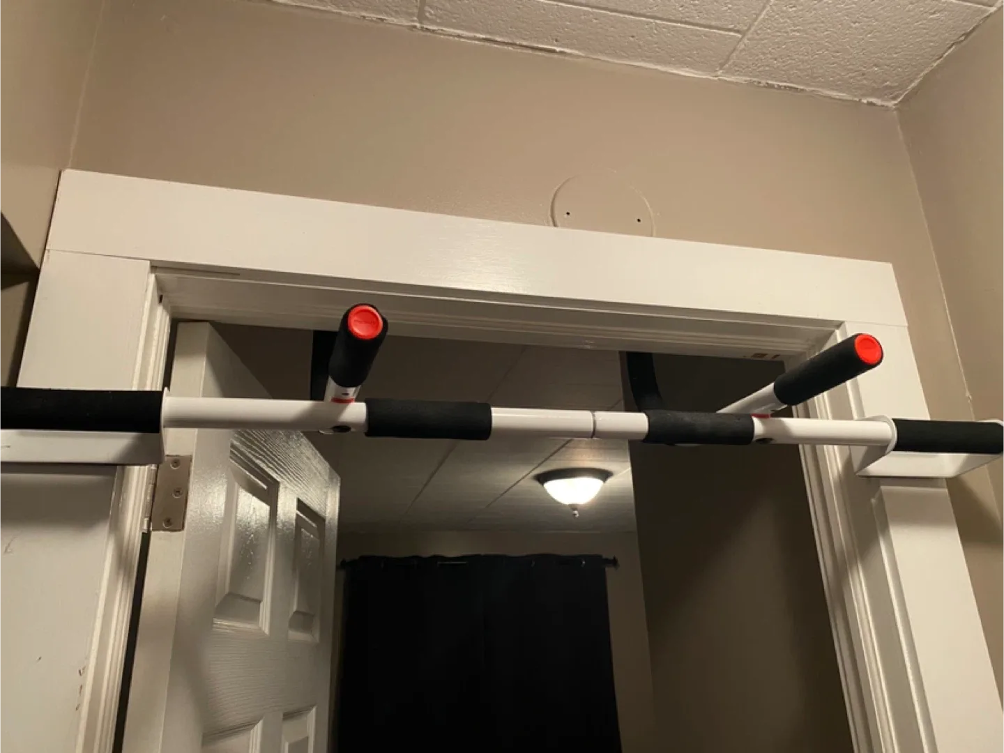 Perfect Multi-Gym Doorway Pull-Up Bar image indicator(2)