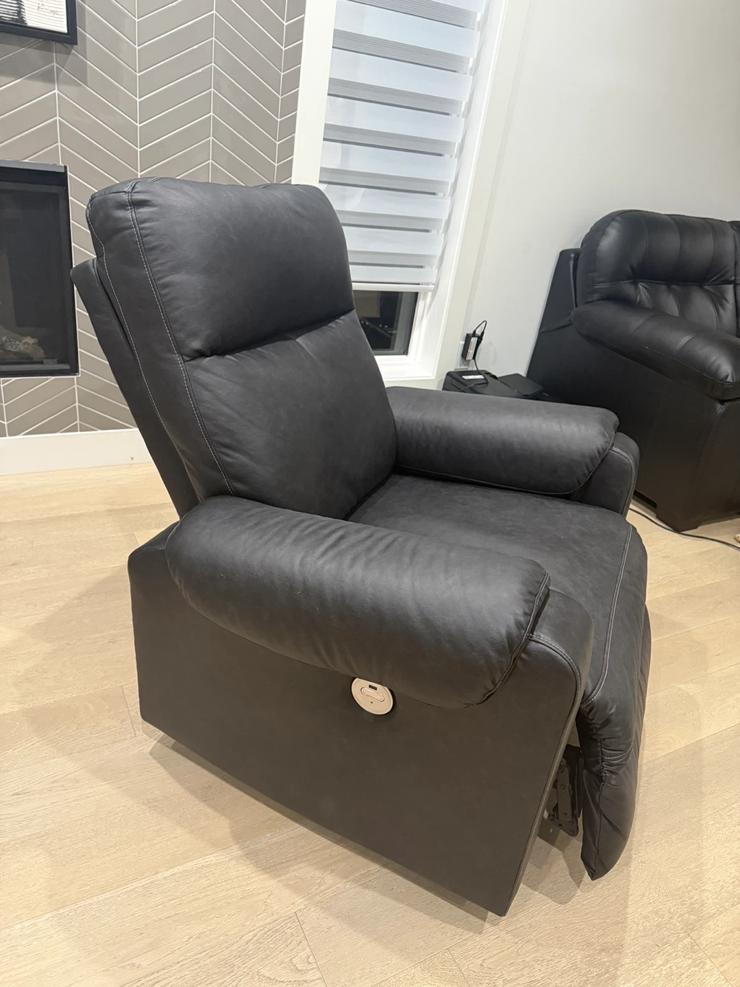 Ashley power recliner chair - photo 3