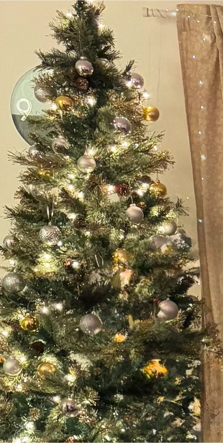 Pre-lit Artificial Christmas Tree - 7.5 ft image indicator(2)