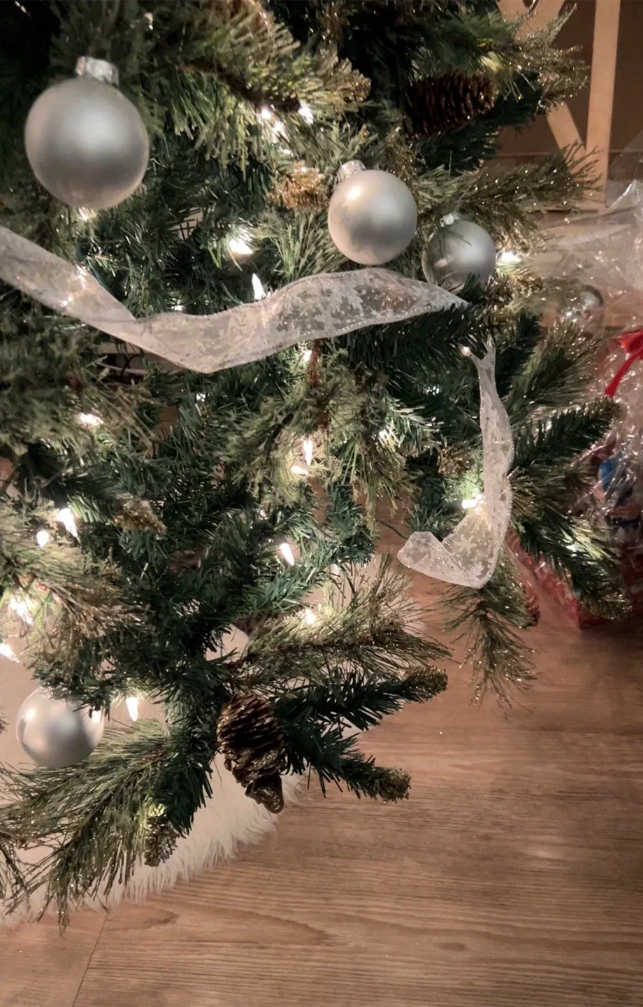 Pre-lit Artificial Christmas Tree - 7.5 ft image indicator(3)