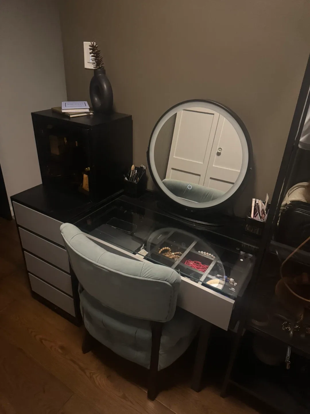 Vanity Makeup Table with LED Mirror image indicator(3)