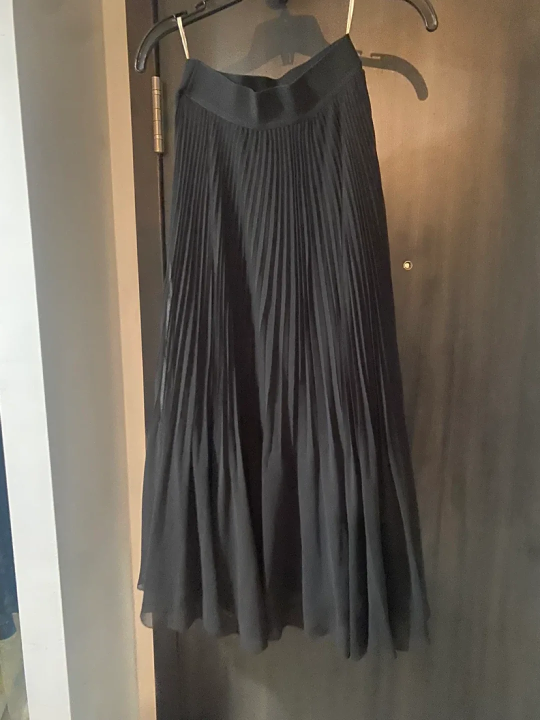 Aritizia/Wilfred Black Top and Pleated Twirl  Skirt Set image indicator(3)