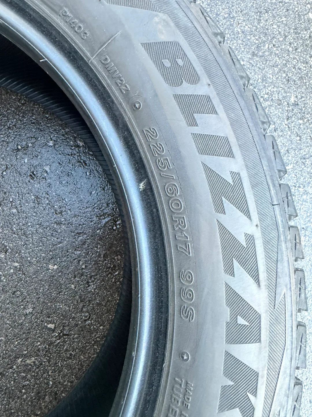 225/60R17 Bridgestone Blizzak DM-V2 225/60R17 Winter Tire image indicator(3)