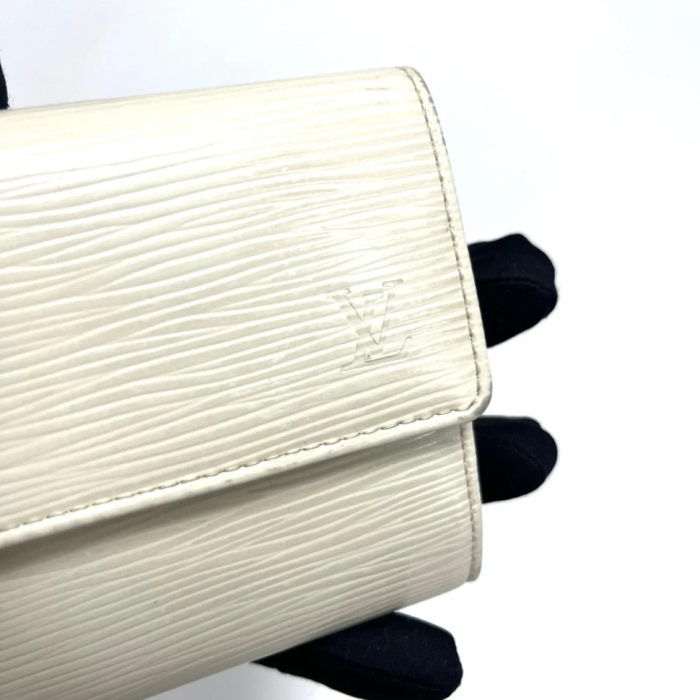 Louis Vuitton Epi Leather Wallet image indicator(2)