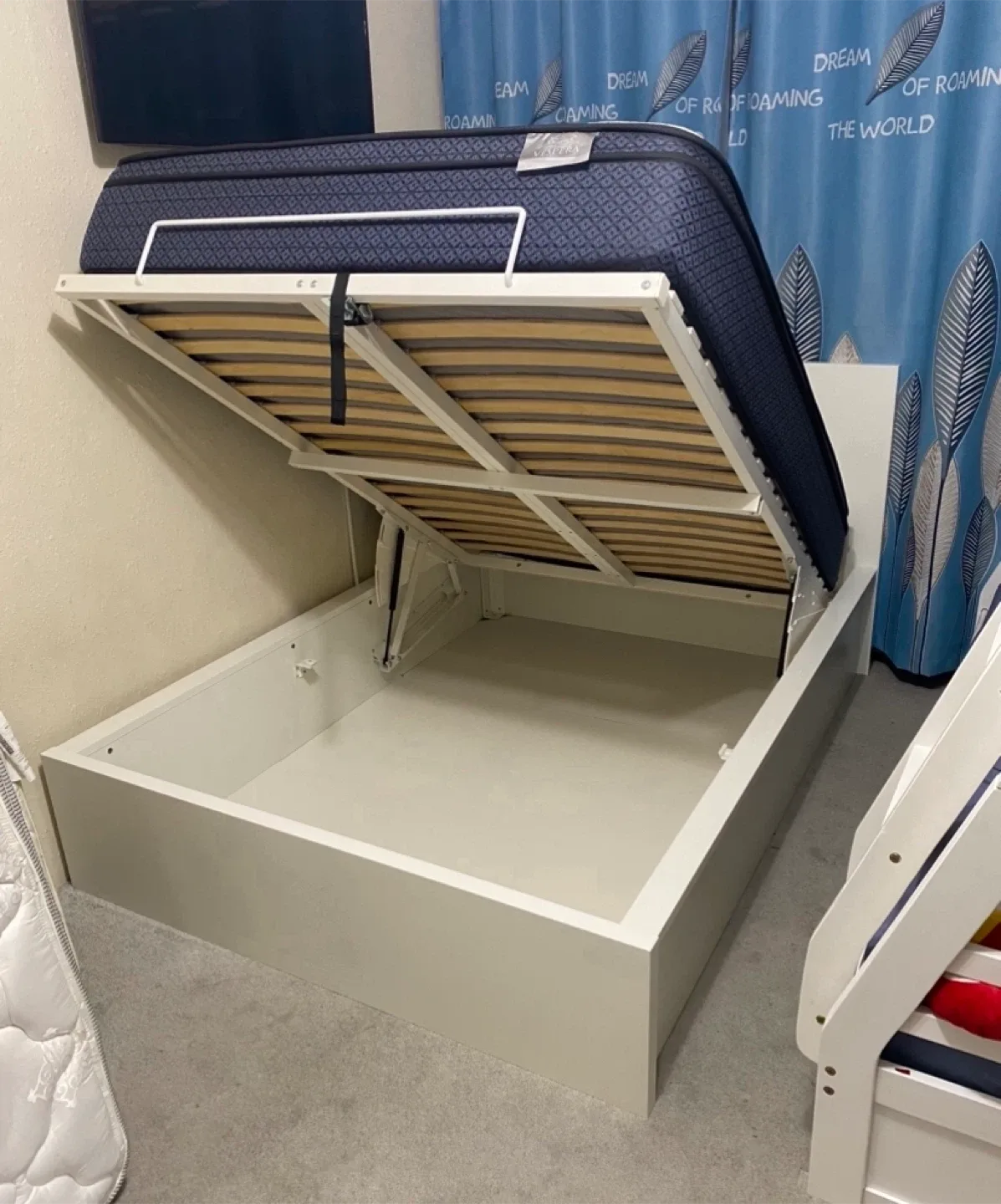 Pull up storage bed queen size like new also one white image indicator(10)