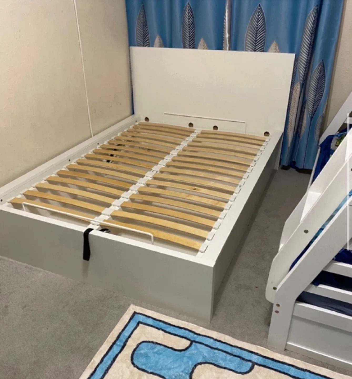 Pull up storage bed queen size like new also one white image indicator(9)