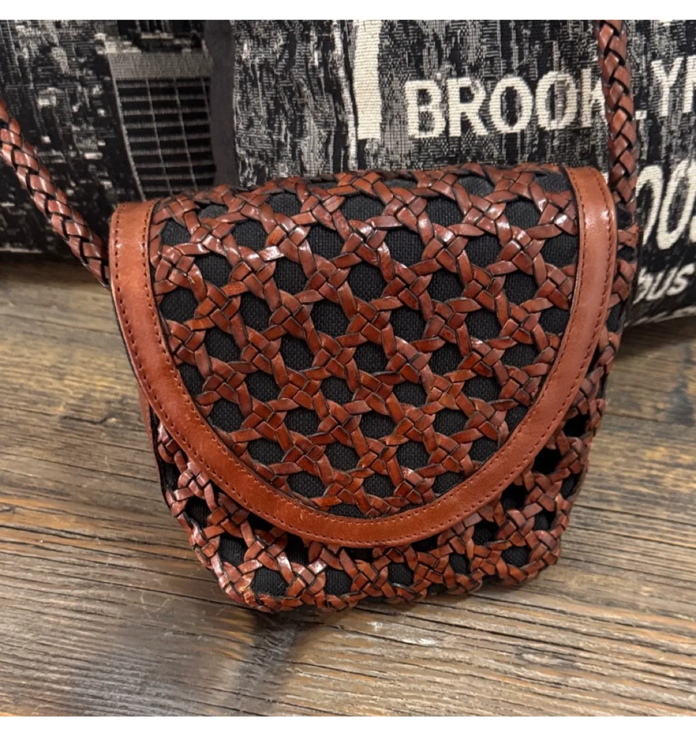 Liz claiborne vintage Brown Woven Women's Bag image indicator(3)