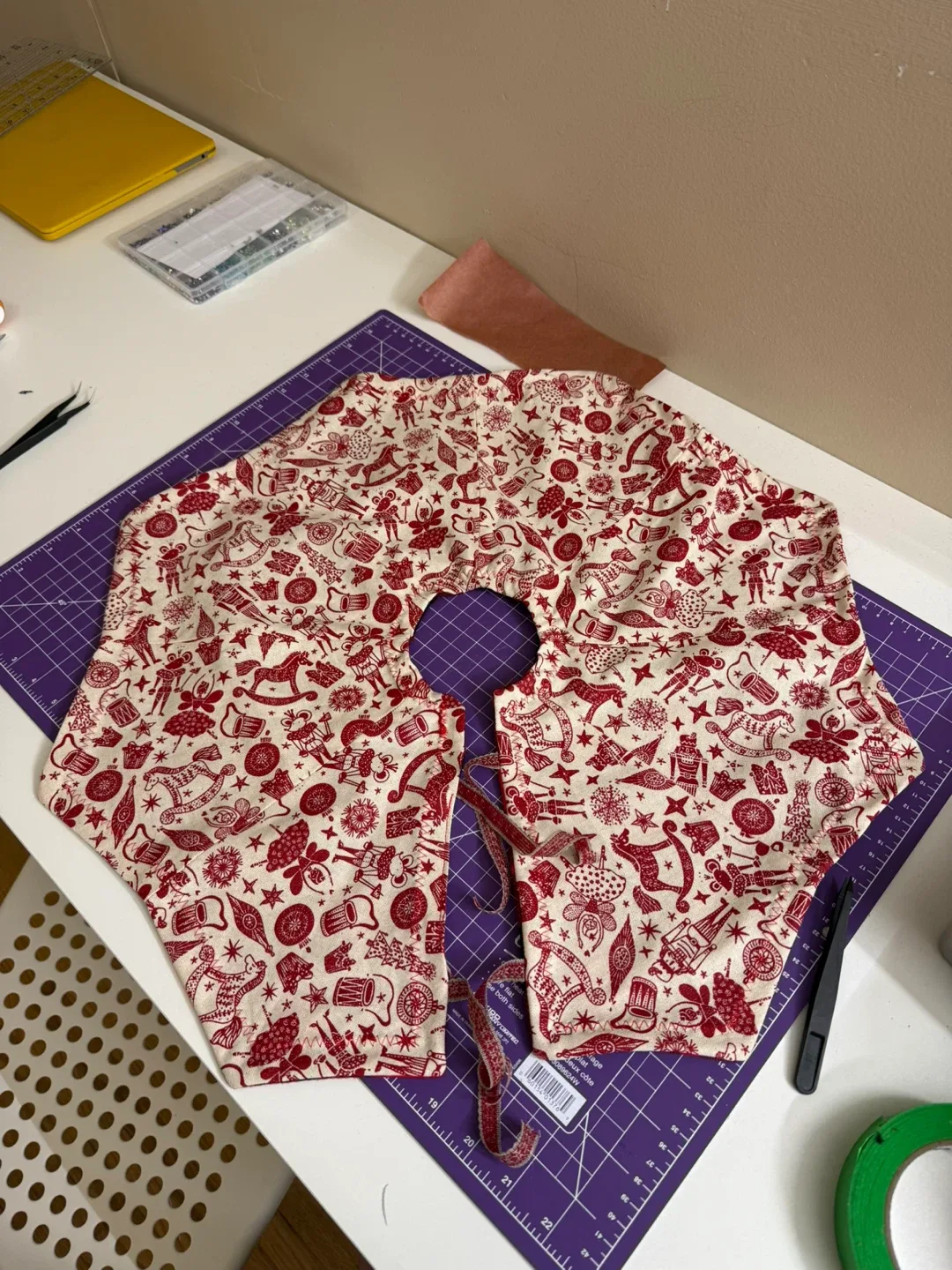 Reversible Handmade Christmas Tree Skirt image indicator(2)