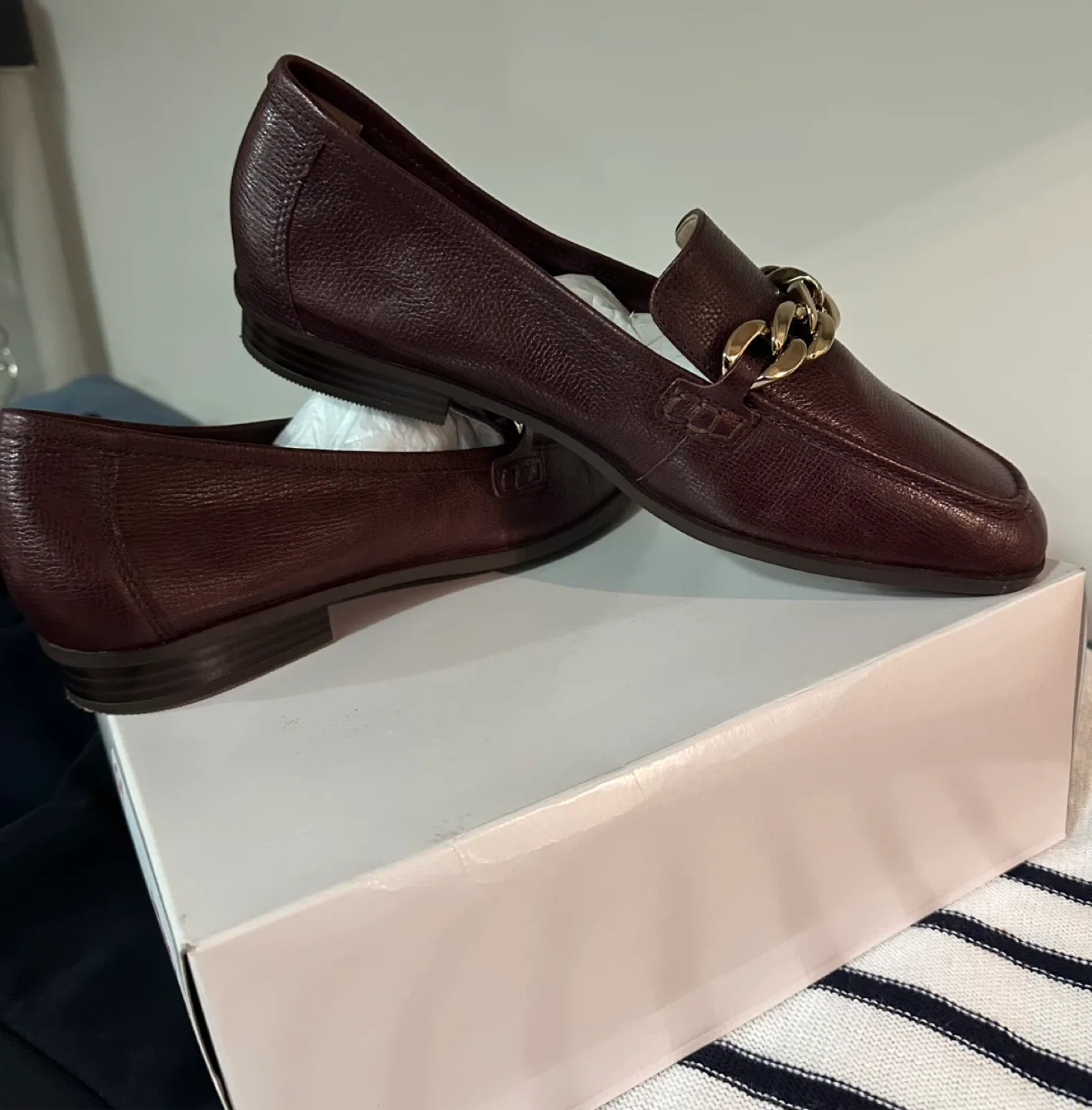 Women’s Clarks Leather Loafers Size 9 image indicator(2)