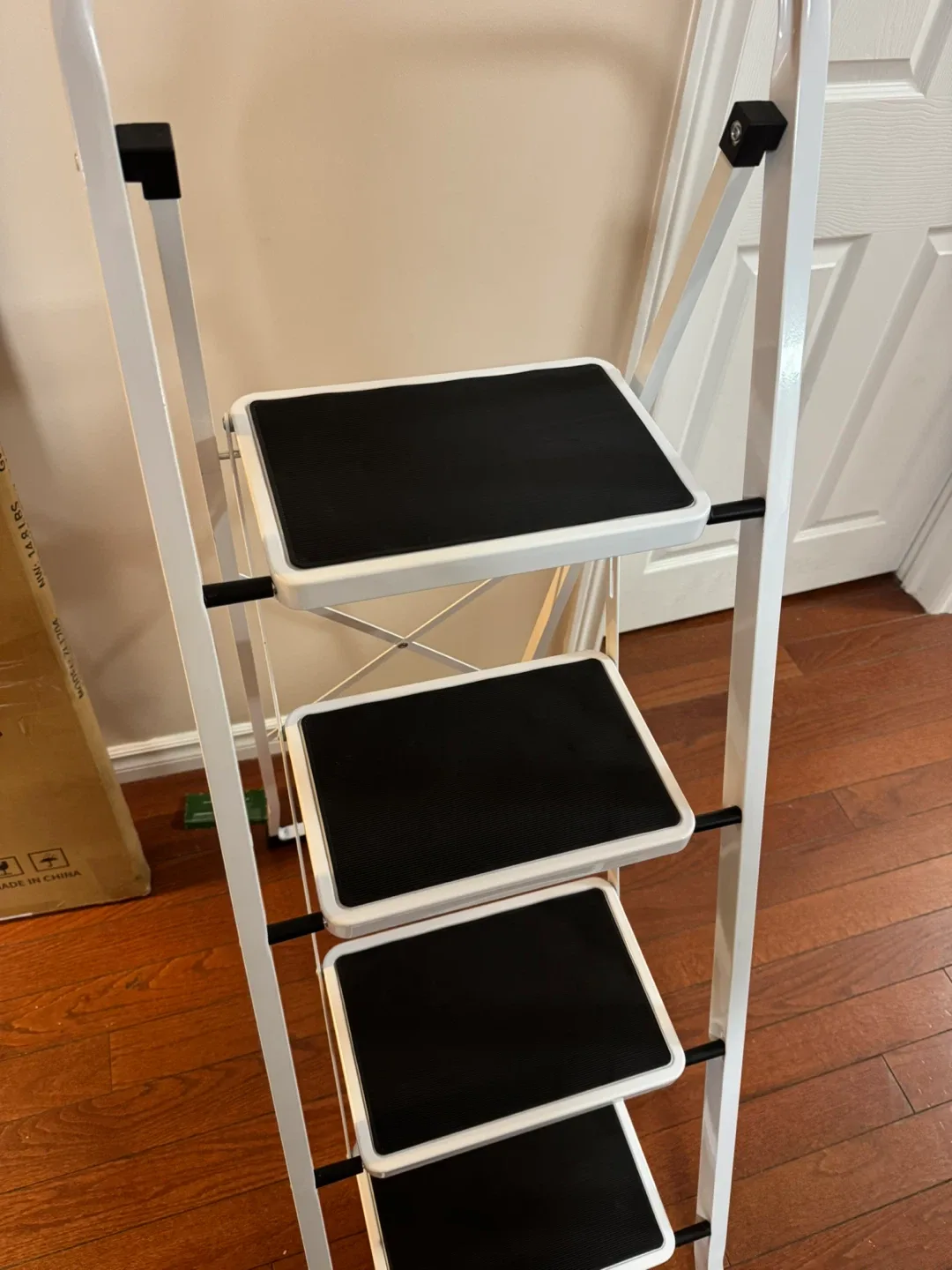 New 4-Step Ladder by Bestower image indicator(3)