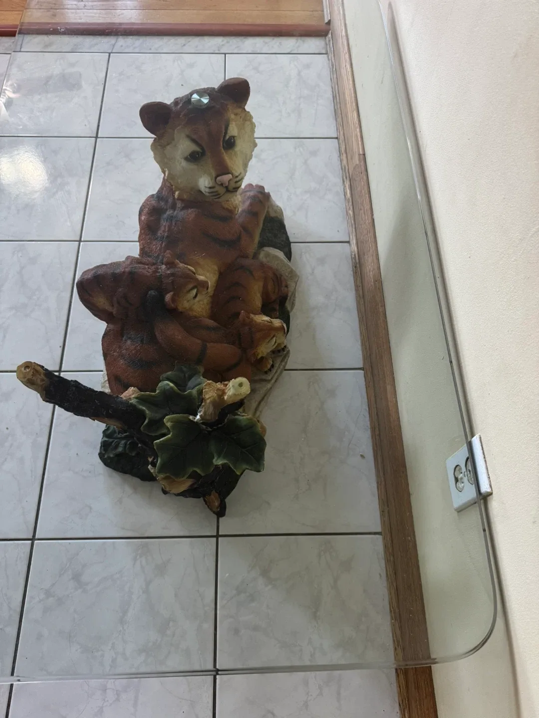 Tiger Family Glass Coffee Table image indicator(3)