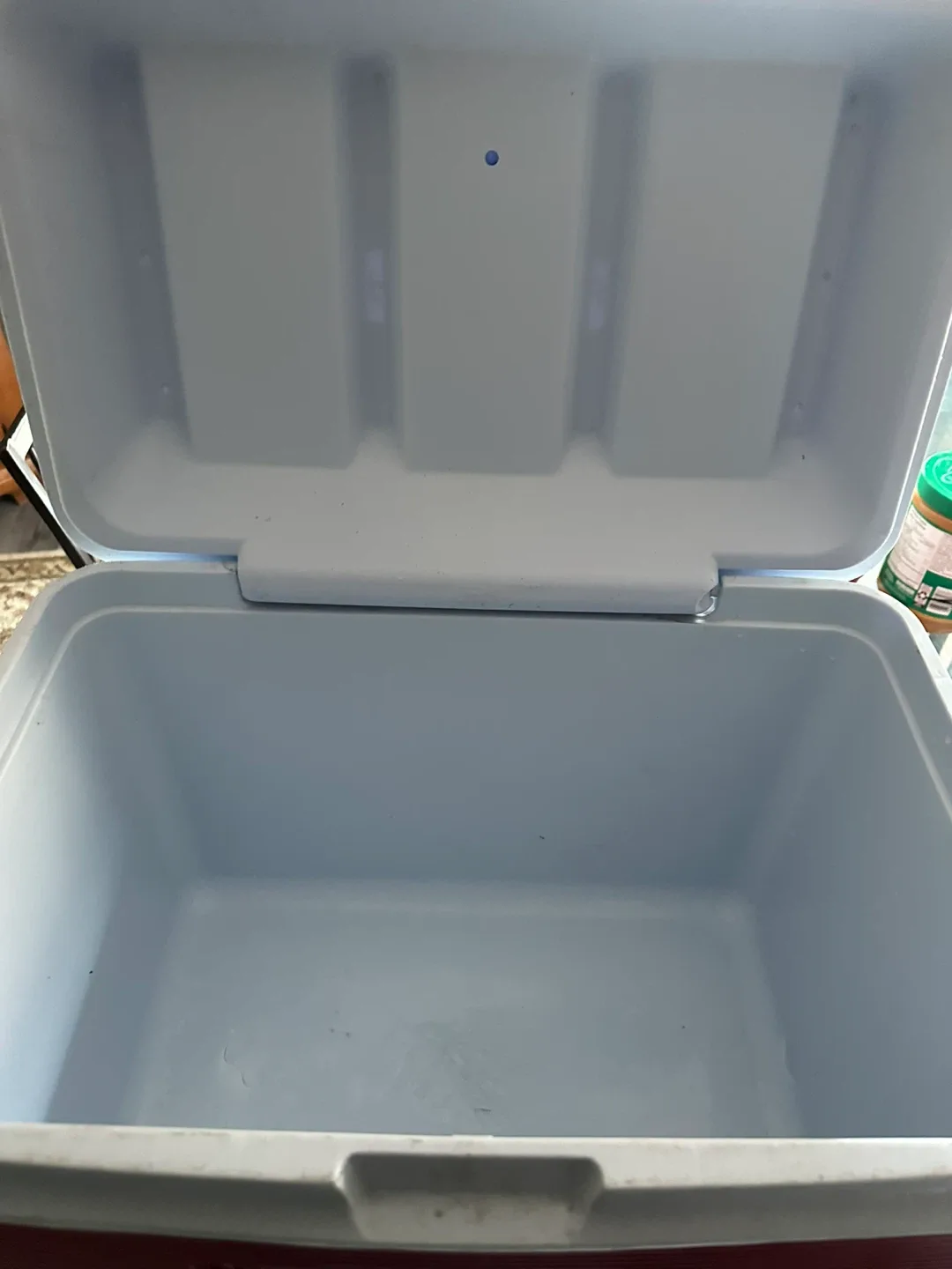 Rubbermaid Cooler - Red & White image indicator(5)