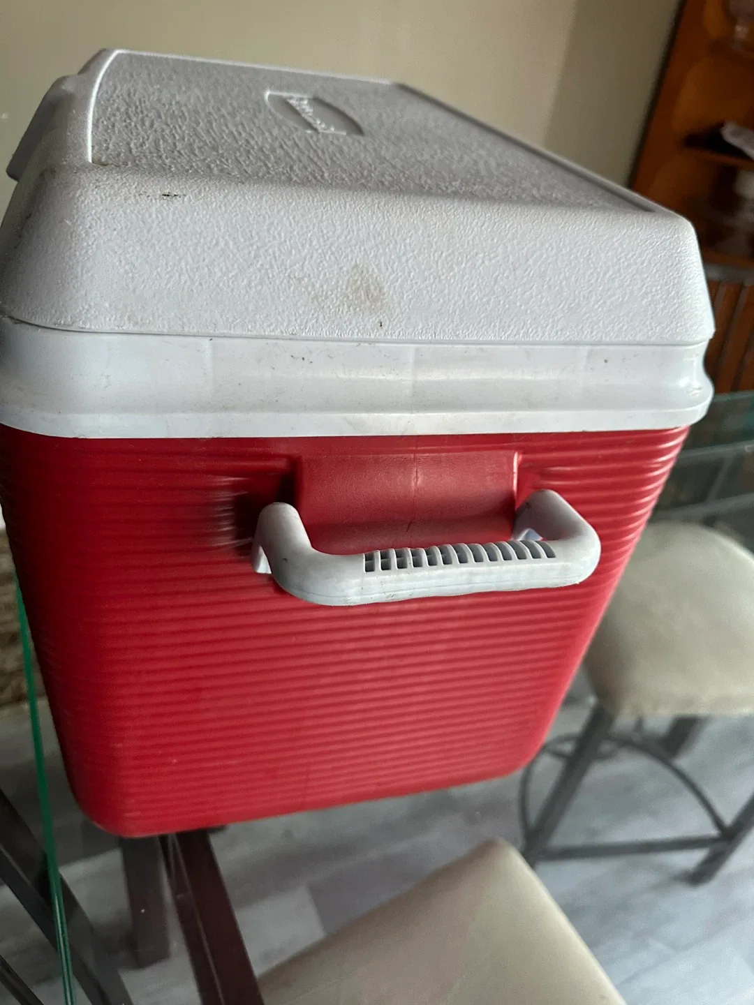 Rubbermaid Cooler - Red & White image indicator(4)