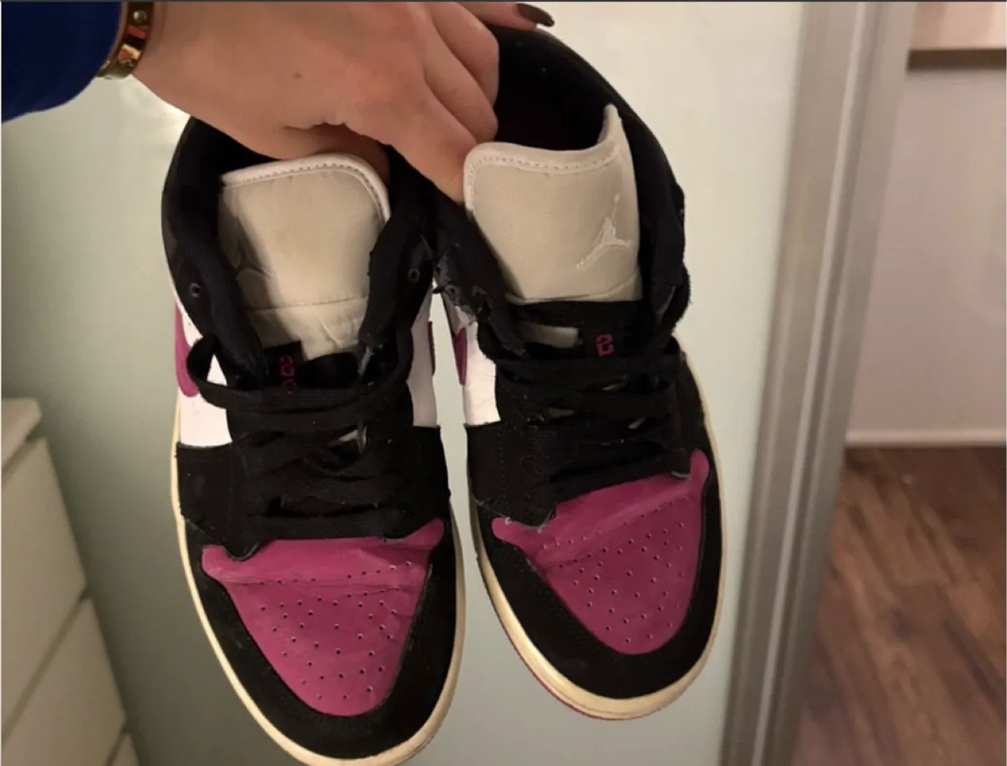 Nike Air Jordan 1 Low image indicator(2)