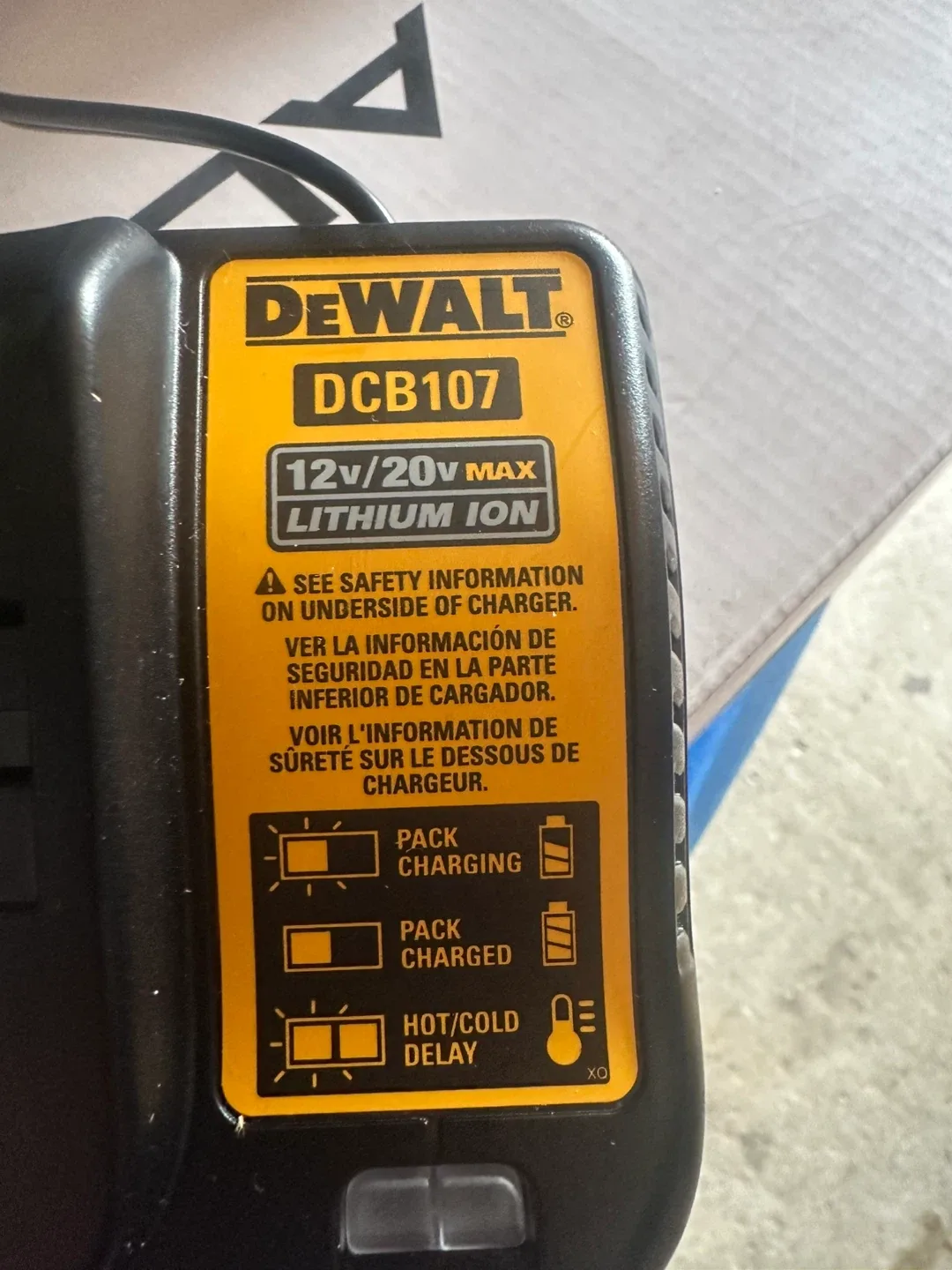 DeWalt DCB107 12V/20V Battery Charger image indicator(2)