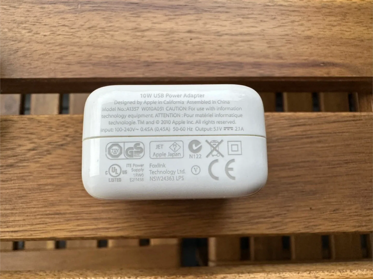 Apple 10W USB Power Adapter & Cable image indicator(2)