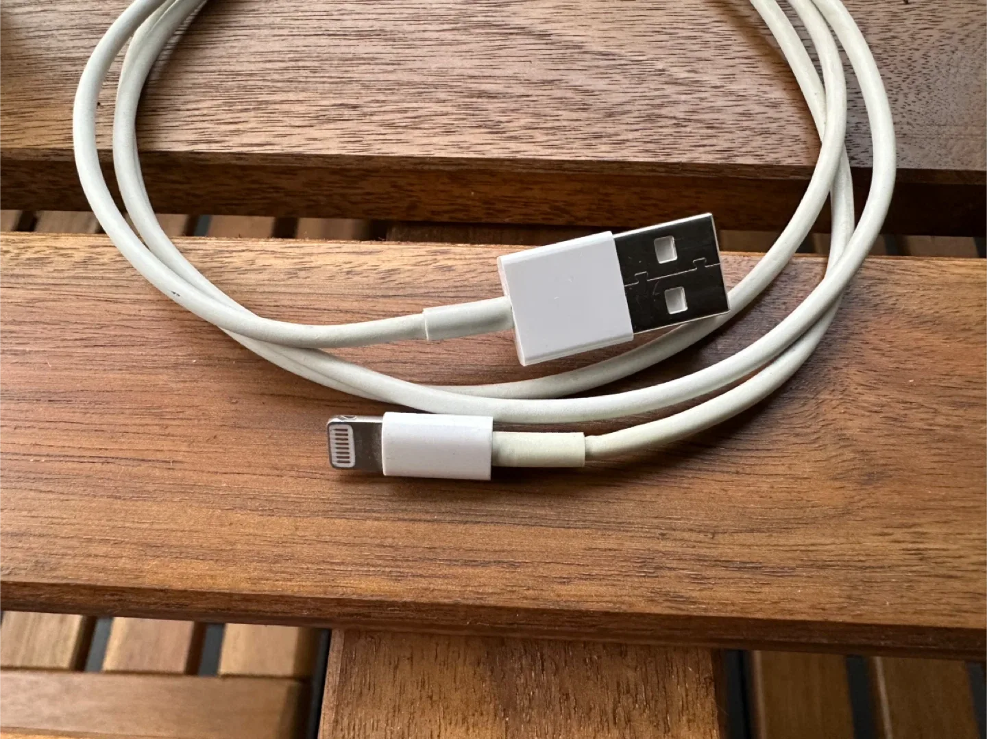 Apple 10W USB Power Adapter & Cable image indicator(3)