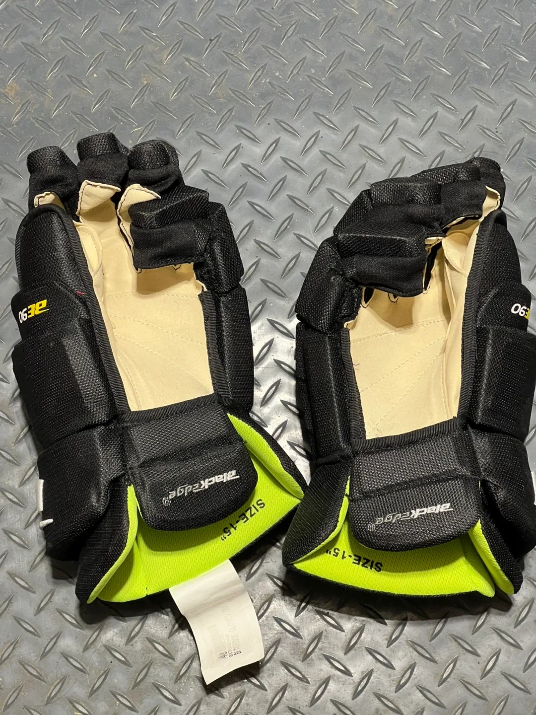 Black Edge Hockey Gloves - Size 15" image indicator(2)