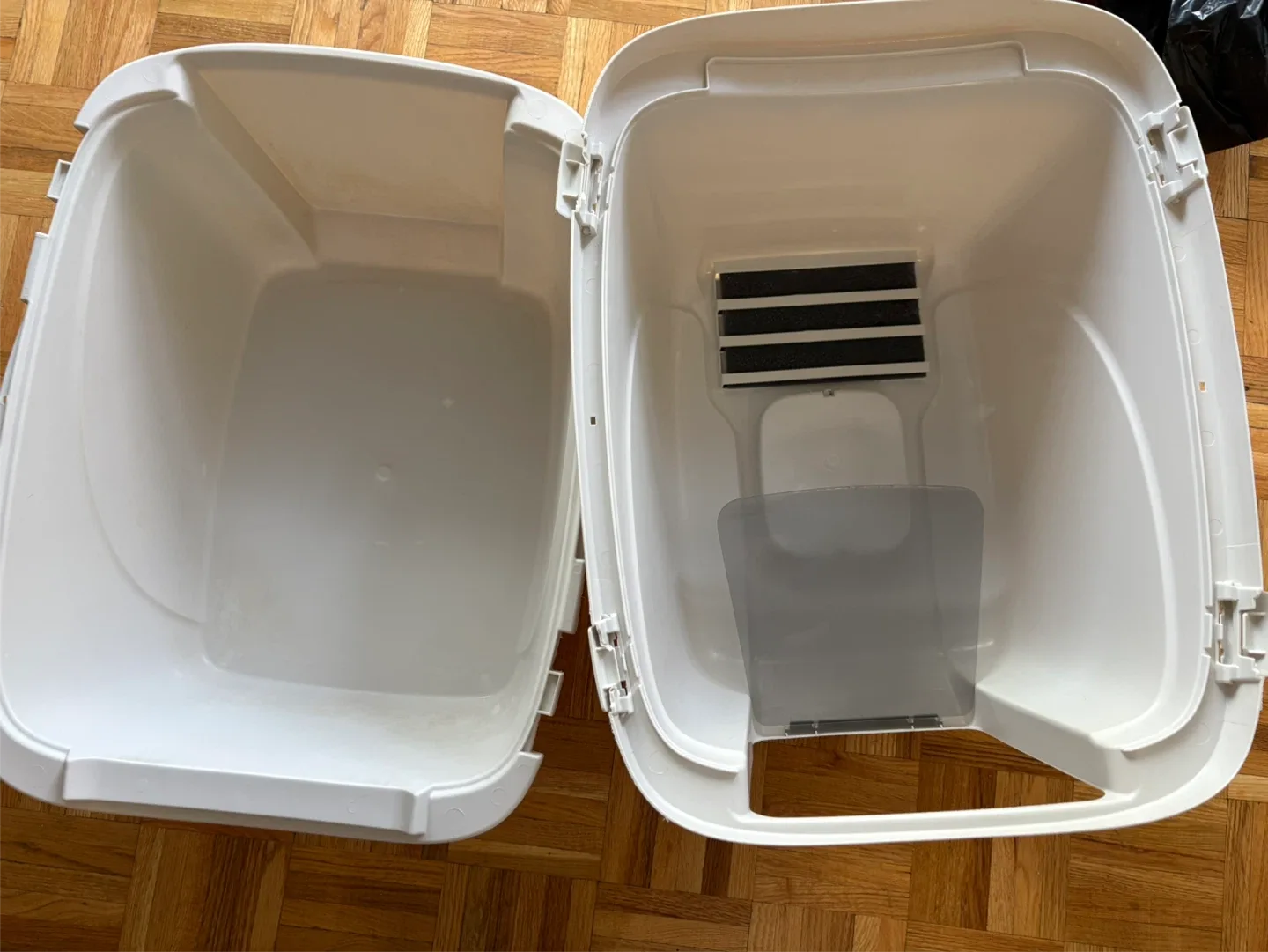 FREE Cat Litter Box & Carrier - MUST GO ASAP image indicator(2)
