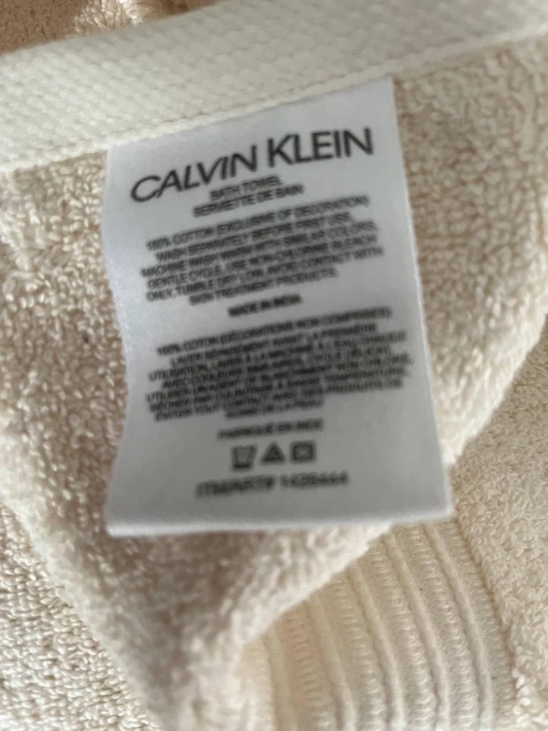 Brand new Calvin Klein Bath Towel - 30 x 58 in image indicator(5)