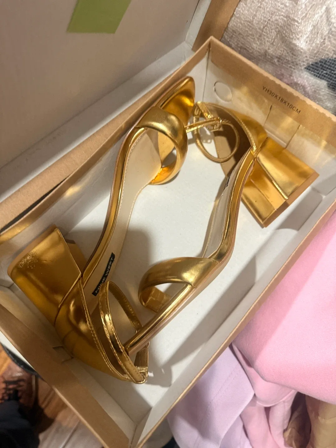 Liquidation of women shoes, everything must go image indicator(3)