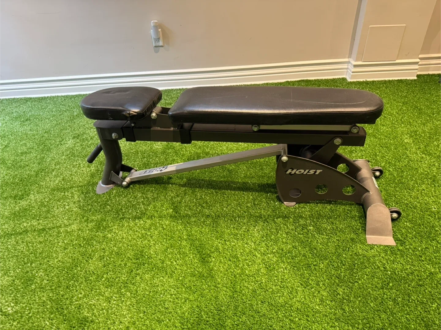 Hoist Adjustable Weight Bench