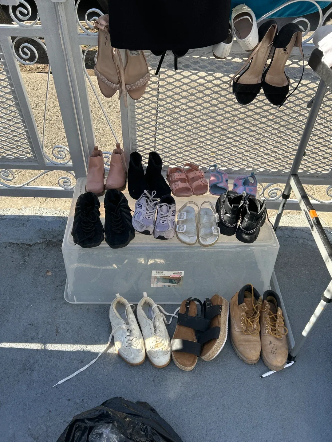 Garage sale $1 image indicator(4)